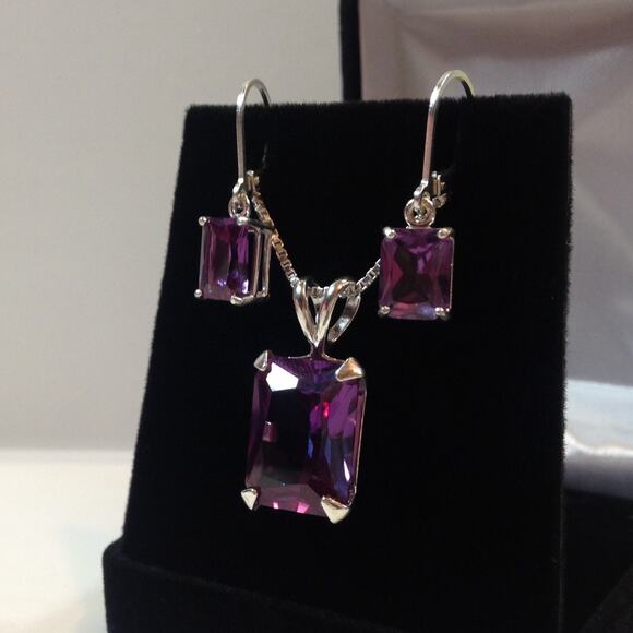 Gorgeous 18ctw Emerald Cut Alexandrite Necklace & Earrings Set - Picture 5 of 5